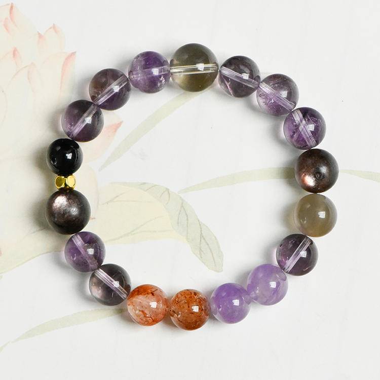 Healing bracelet featuring amethyst and obsidian for energy, balance, and emotional well-being.
