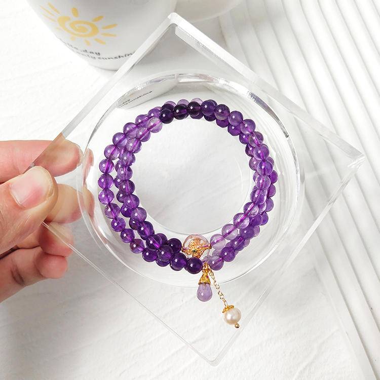 Healing bracelet featuring amethyst, pearl, and silver quartz for energy, balance, and emotional well-being.

