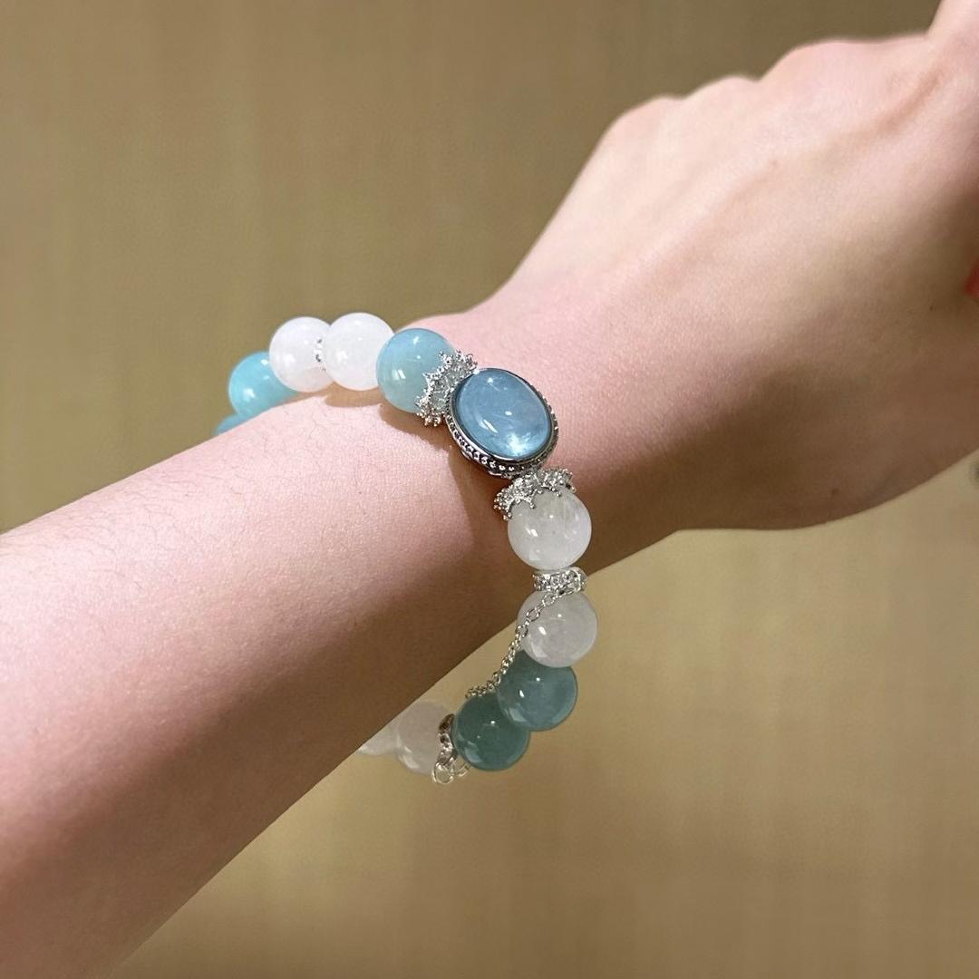 Healing bracelet featuring aquamarine and white ghost quartz for energy, balance, and mental clarity.