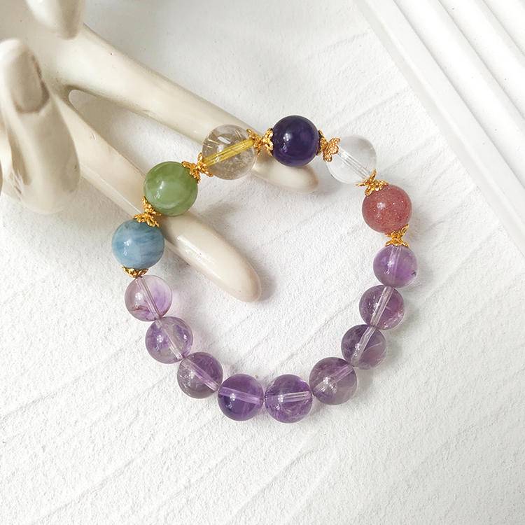 Healing bracelet featuring Brazilian amethyst, clear quartz, fluorite, and aquamarine, designed for well-being and energy balance.
