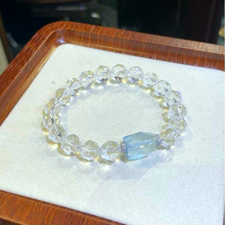 Healing multi-gemstone bracelet featuring faceted clear quartz and aquamarine for emotional well-being and energy balance.
