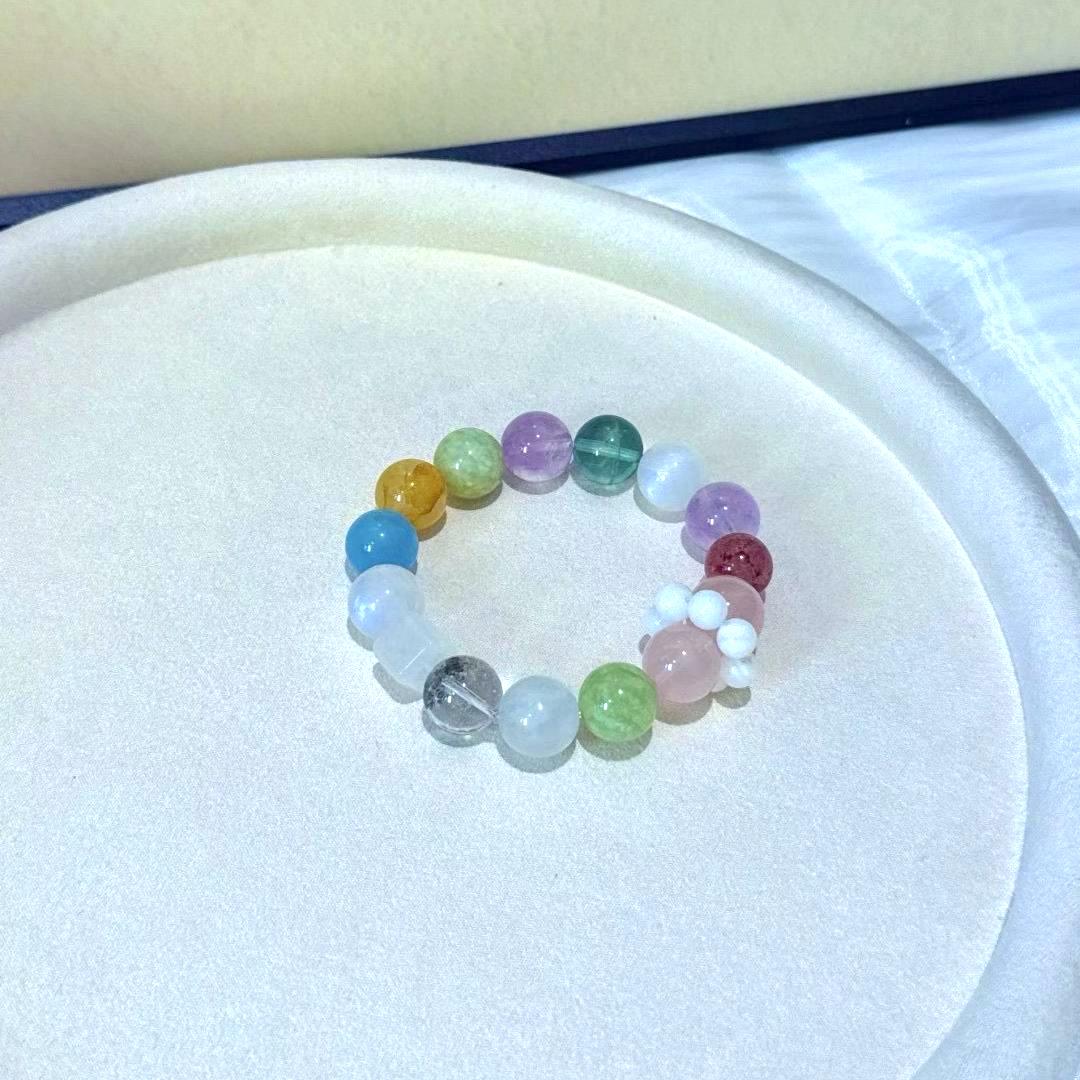 Rose quartz, amethyst, fluorite, yellow jade flower, green phantom quartz, aquamarine, and strawberry quartz multi-gemstone bracelet, promoting healing, positive energy, and emotional balance.
