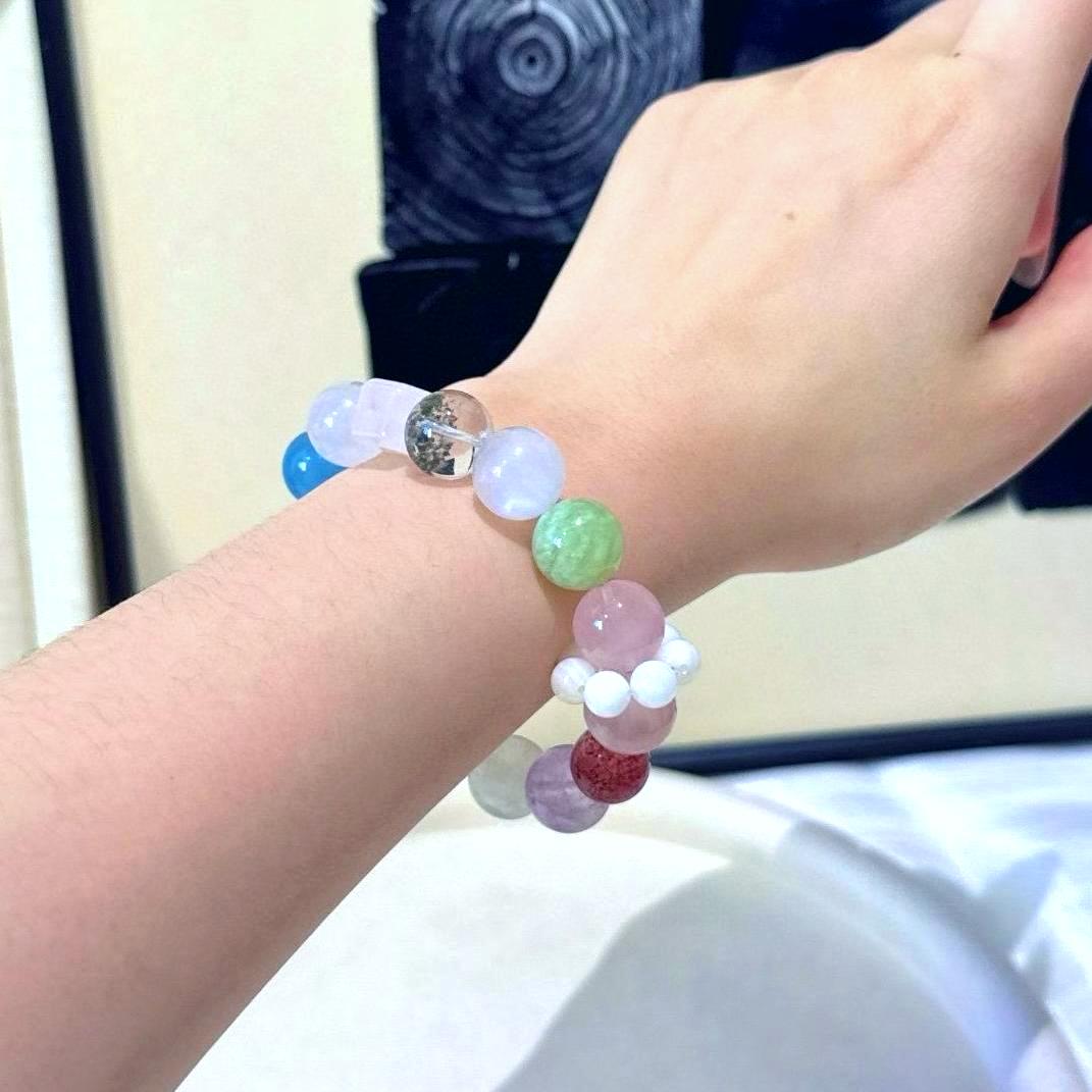 Healing bracelet featuring rose quartz, amethyst, fluorite, yellow jade flower, green phantom quartz, aquamarine, and strawberry quartz for emotional well-being and positive energy.
