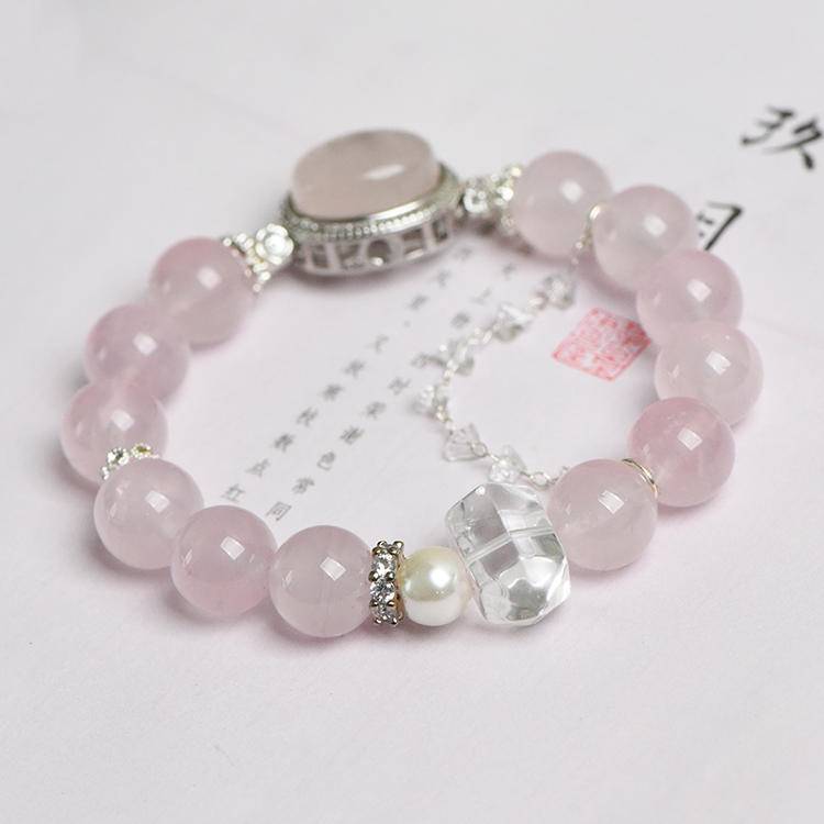Healing bracelet featuring rose quartz, clear quartz, and pearl for energy, balance, and emotional well-being.